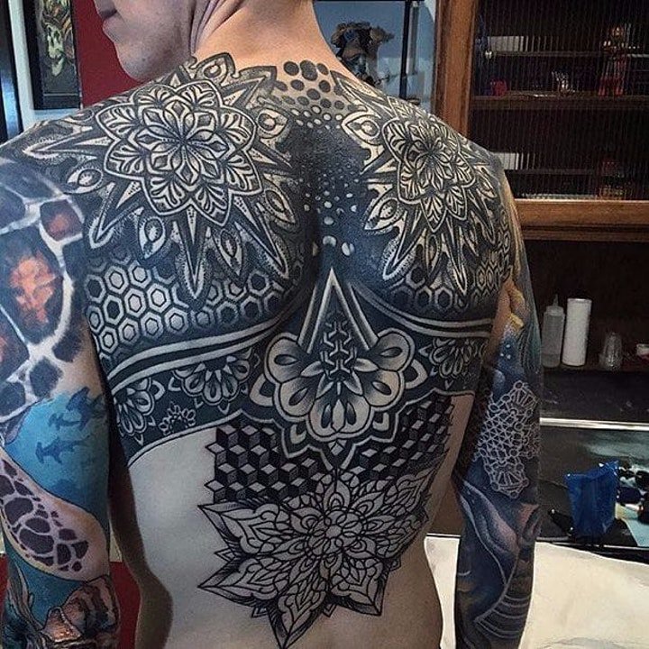 点击大图看下一张：满背纹身图案 10款霸气的大满背纹身图案作品