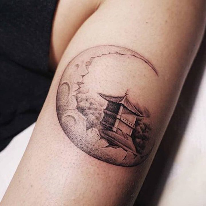 点击大图看下一张：纹身月亮   9张寄语相思之情的月亮主题纹身图案