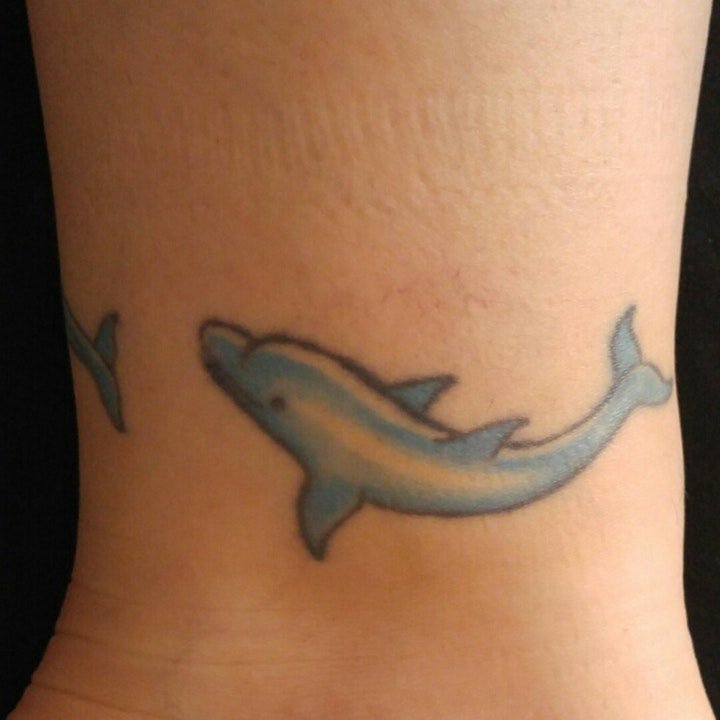 点击大图看下一张：纹身海豚  优雅自由腾跃在海面的海豚纹身图案
