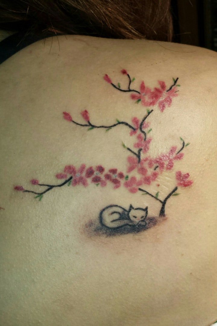 点击大图看下一张：梅花纹身图案 10款彩绘纹身枯树枝的梅花纹身图案