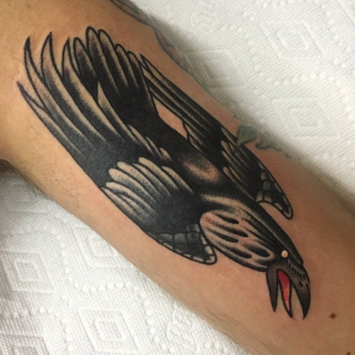 点击大图看下一张：乌鸦纹身图   9款设计巧妙的乌鸦纹身图案图片