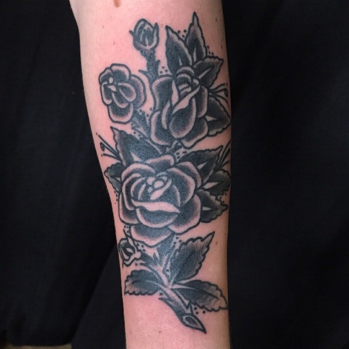 点击大图看下一张：黑色玫瑰纹身图案 10张颜色十分厚重的黑色玫瑰纹身图案