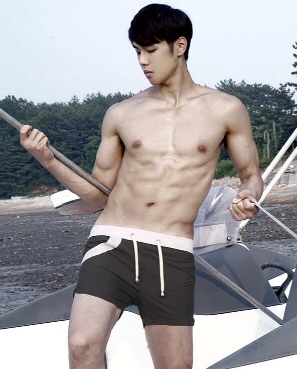 点击大图看下一张：25张中国男模性感的肌肉小帅哥图片