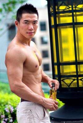 点击大图看下一张：身材完美的肌肉帅哥赵天辉艺术图片