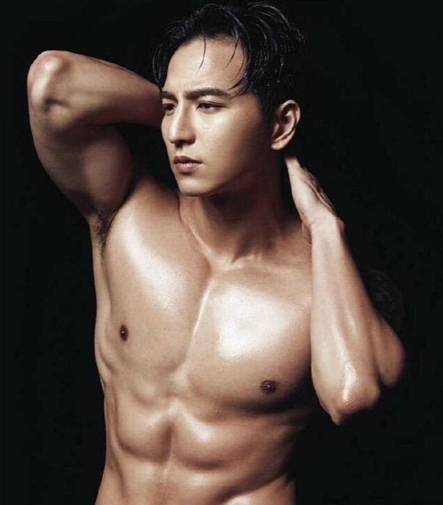 点击大图看下一张：中国男模杨奇煜胸肌艺术图片