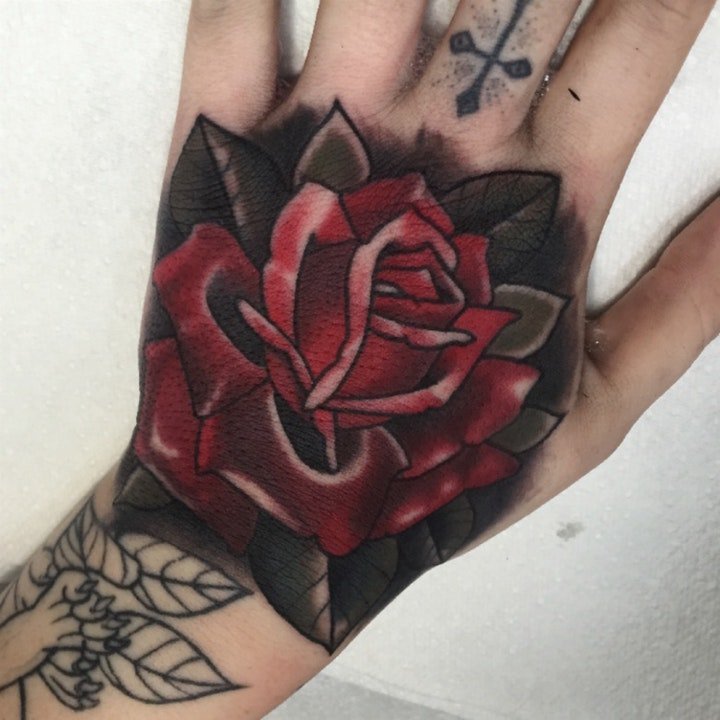 点击大图看下一张：玫瑰花纹身图案 女生身体各部位植物玫瑰花的纹身图案