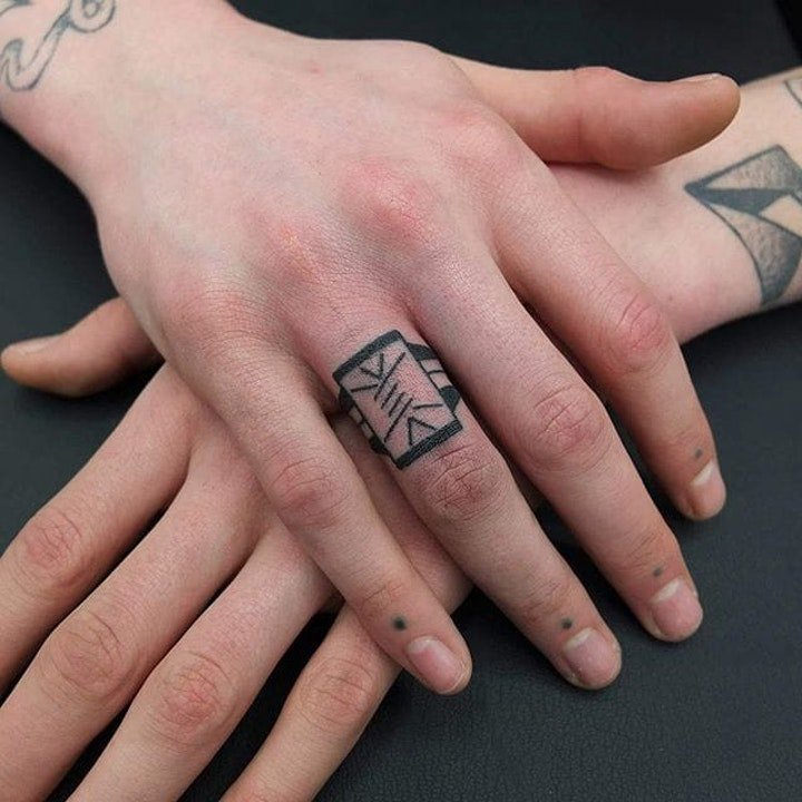 点击大图看下一张：戒指纹身图案 10张黑灰色调的手指上小清新戒指纹身图案