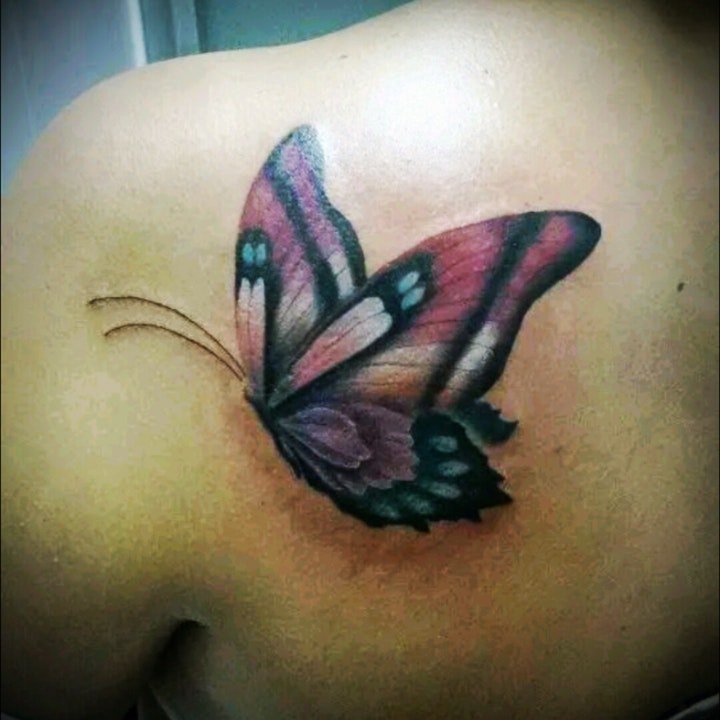 点击大图看下一张：蝴蝶纹身图案 女生身上漂亮的立体蝴蝶纹身图案