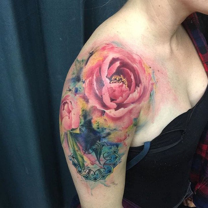点击大图看下一张：彩色花朵纹身 唯美妖艳的彩色花卉包臂纹身图案