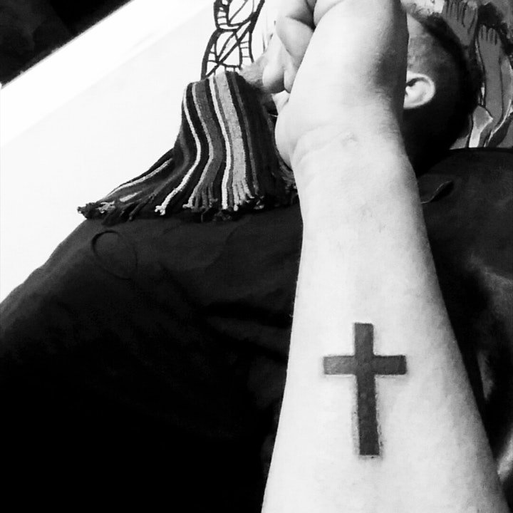 点击大图看下一张：十字架纹身图案 黑灰色调不同风格的十字架纹身图案