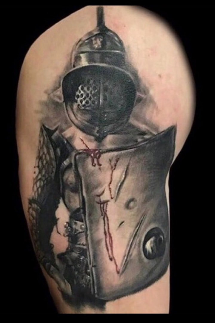 点击大图看下一张：铁血战士纹身  身姿英勇而又潇洒的铁血战士纹身图案