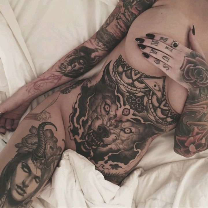 点击大图看下一张：纹身女生图片  多款性感妖娆的女生纹身图案