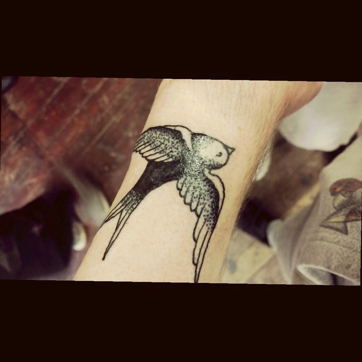 点击大图看下一张：纹身燕子   振翅高飞的漂亮燕子主题纹身图案