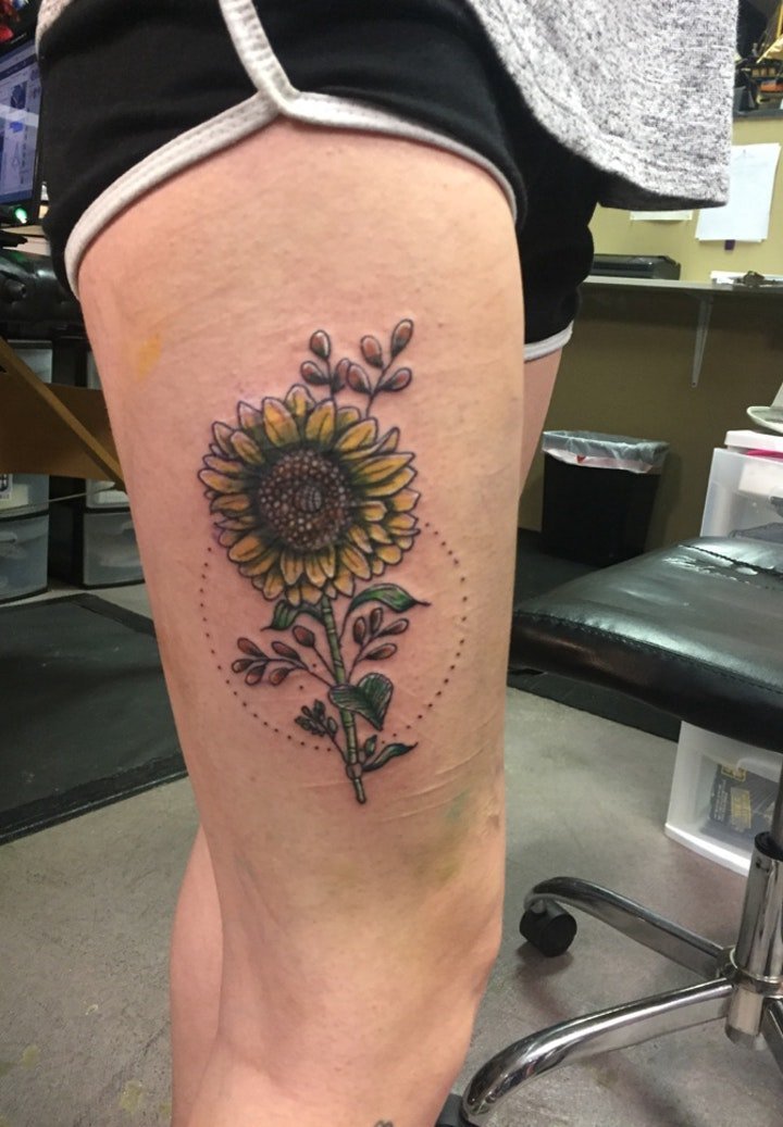 点击大图看下一张：向日葵纹身图案 8款彩绘纹身植物的向日葵纹身图案