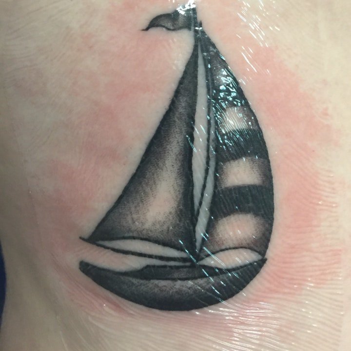 点击大图看下一张：纹身小帆船   9张随风远洋的帆船纹身图案