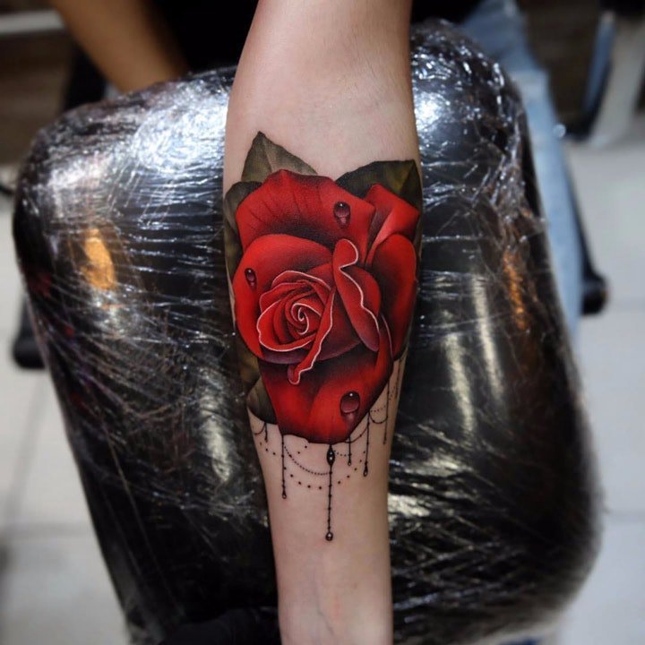 点击大图看下一张：玫瑰纹身图  艳丽动人而又色彩鲜艳的玫瑰纹身图案