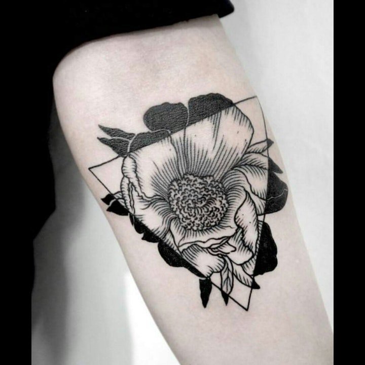 点击大图看下一张：纹身图花朵  色调沉闷却格外唯美的花朵纹身图案