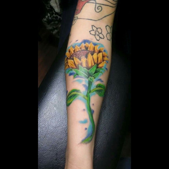 点击大图看下一张：向日葵纹身图 10款彩绘纹身植物漂亮的向日葵纹身图案