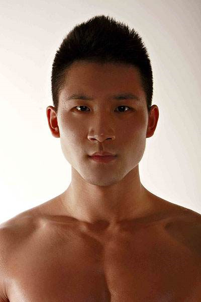 点击大图看下一张：中国男模杨立业帅气写真图片