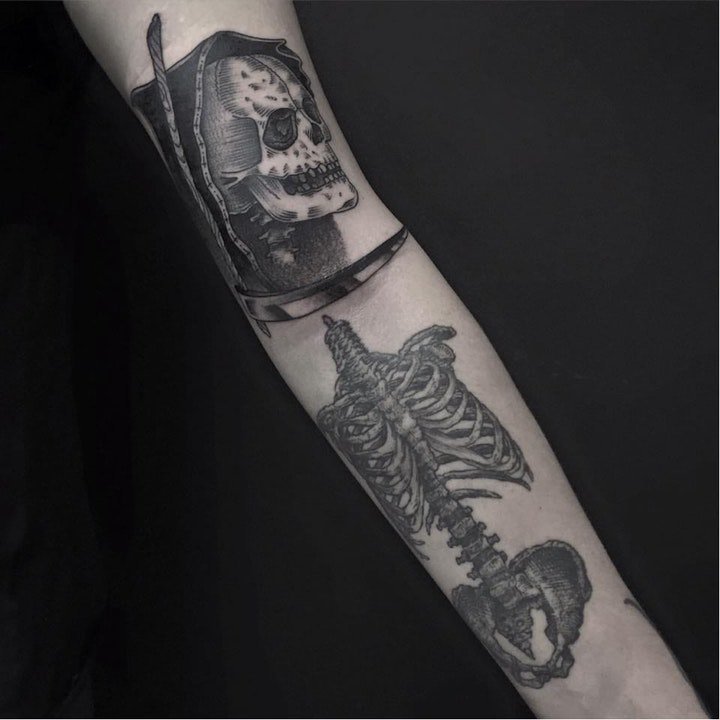 点击大图看下一张：纹身骷髅   20组骨枯无肉恐怖的骷髅主题纹身图案