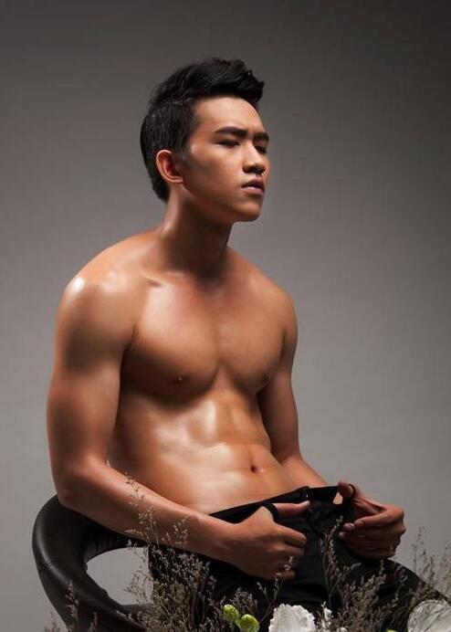 点击大图看下一张：中国帅哥男模半裸性感写真