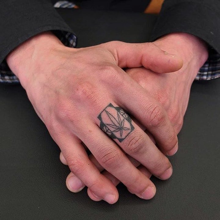 点击大图看下一张：手指纹身图  简单却不失创意的手指纹身图案