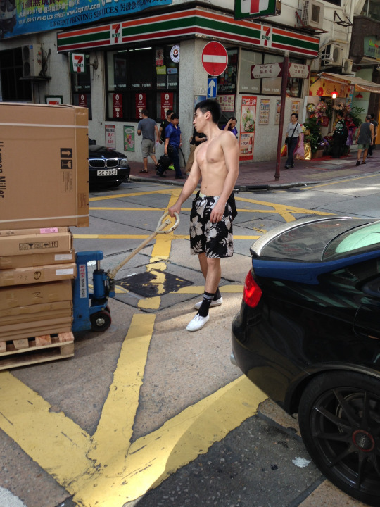 点击大图看下一张：民间草根肌肉帅哥裸上半身街拍图片