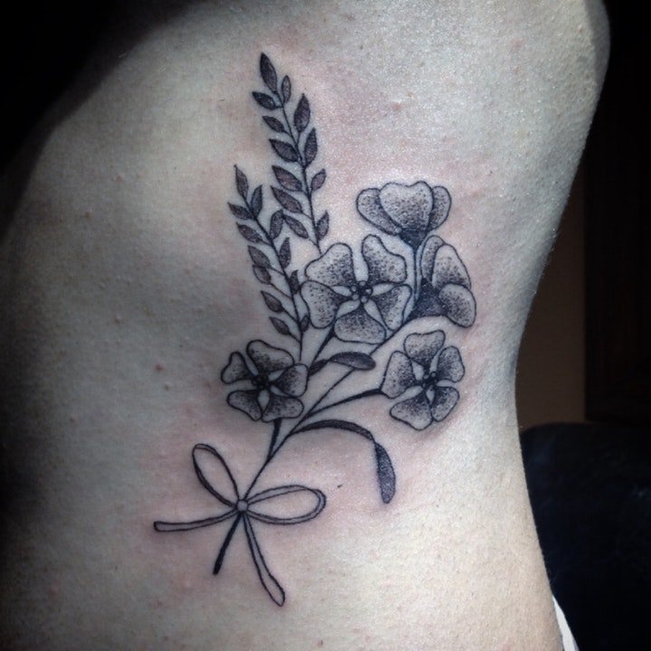 点击大图看下一张：纹身图案花朵 适合女人漂亮的彩色的小花朵纹身图案