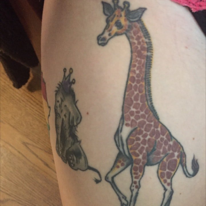 点击大图看下一张：长颈鹿纹身图案 多款不同形态的长颈鹿纹身图案