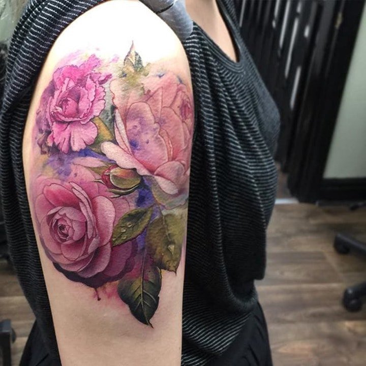点击大图看下一张：彩色花朵纹身 唯美妖艳的彩色花卉包臂纹身图案