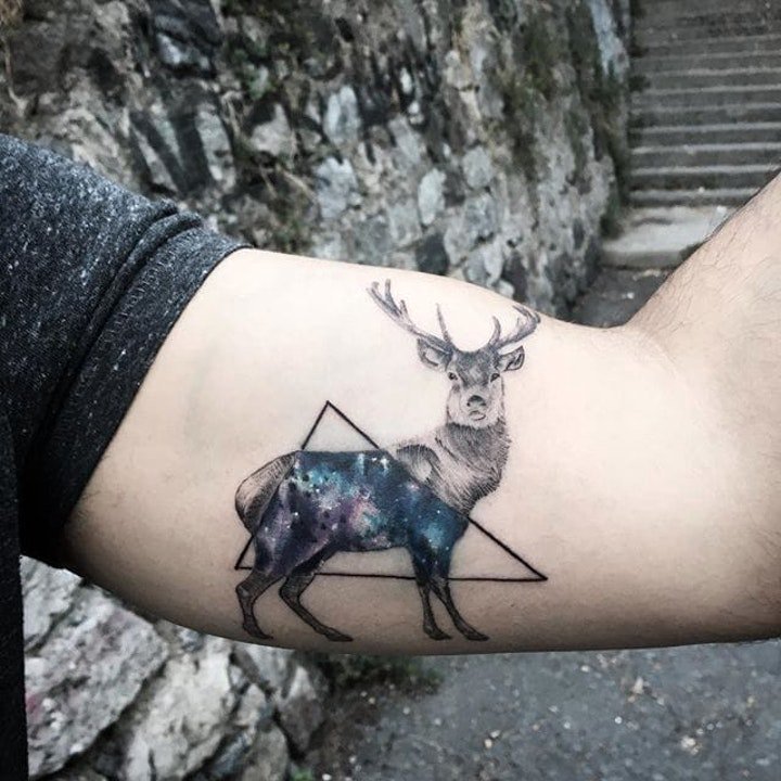 点击大图看下一张：小鹿纹身图案  漂亮温顺的小鹿纹身图案