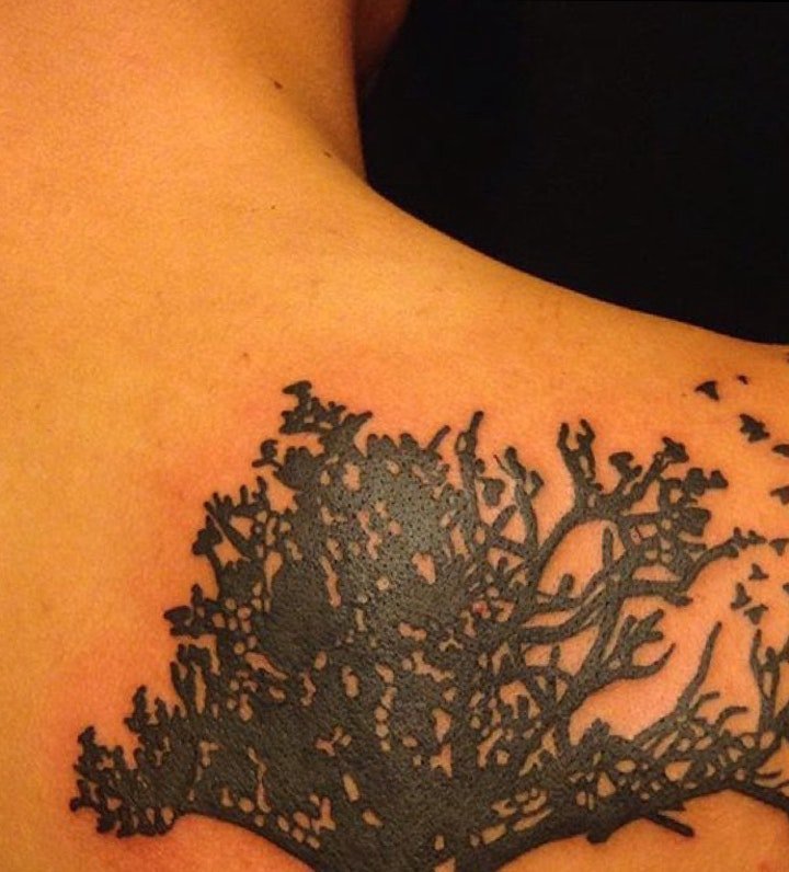点击大图看下一张：树的纹身图案 身体各个部位水墨风格的树的纹身图案