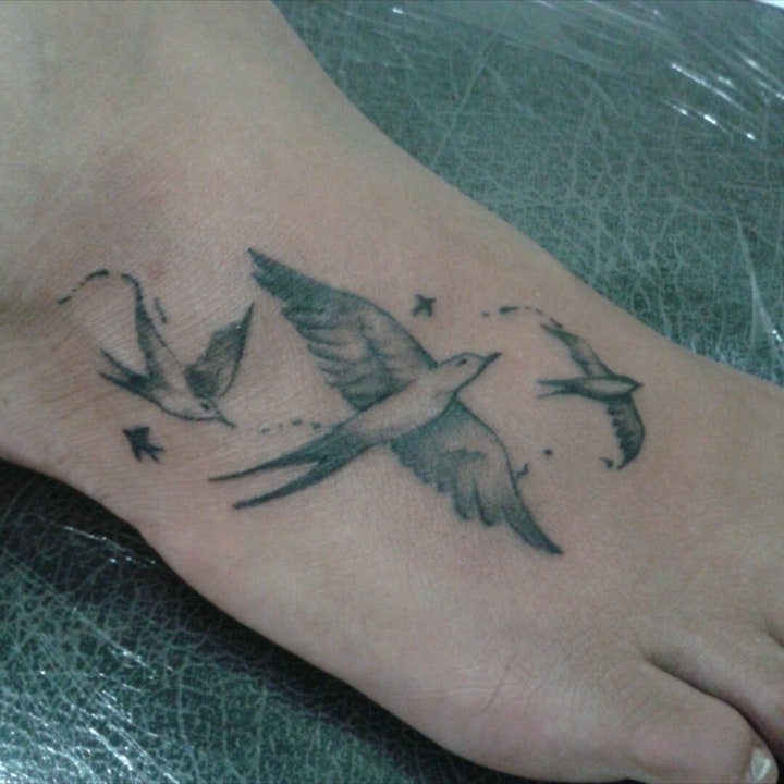 点击大图看下一张：鸟纹身图案 身体各部位鸟和花朵搭配的鸟纹身图案