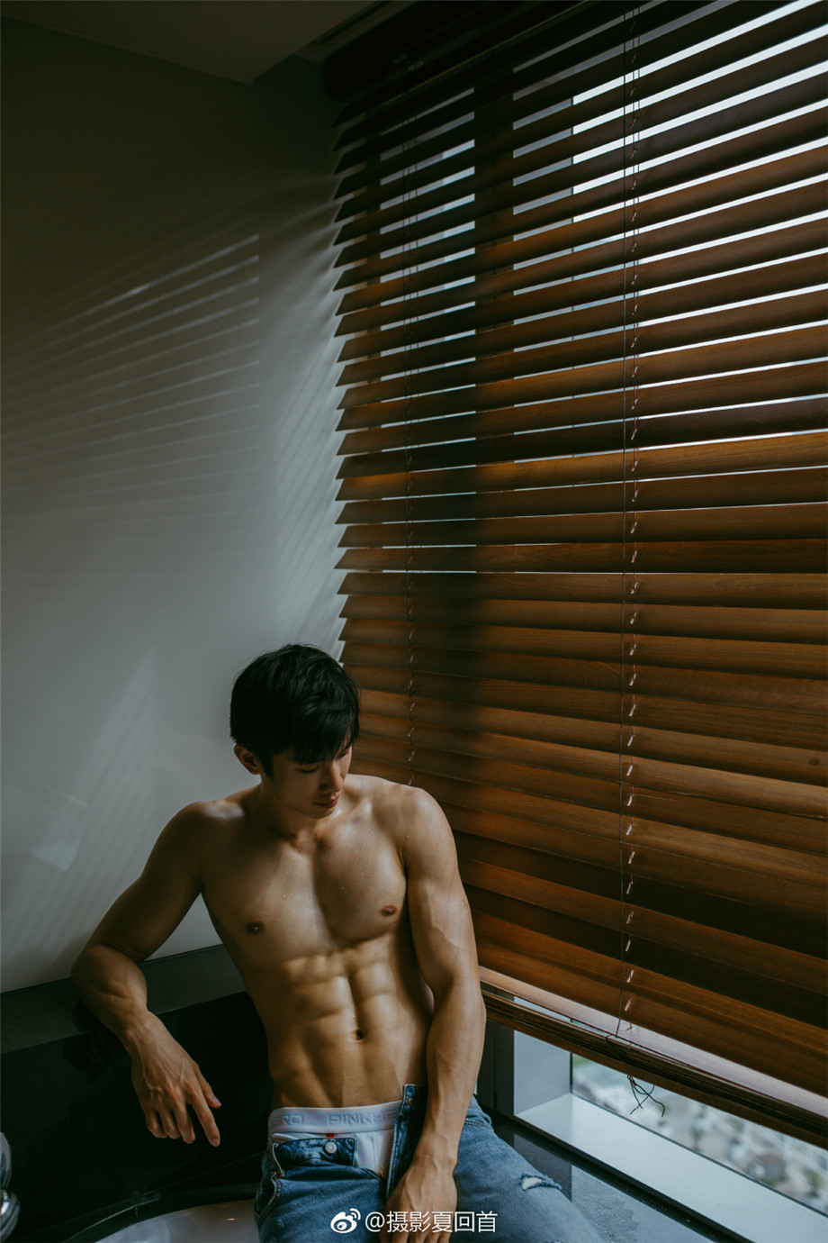 点击大图看下一张：性感帅哥浴室肌肉艺术图片