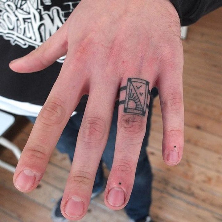 点击大图看下一张：戒指纹身图案 10张黑灰色调的手指上小清新戒指纹身图案