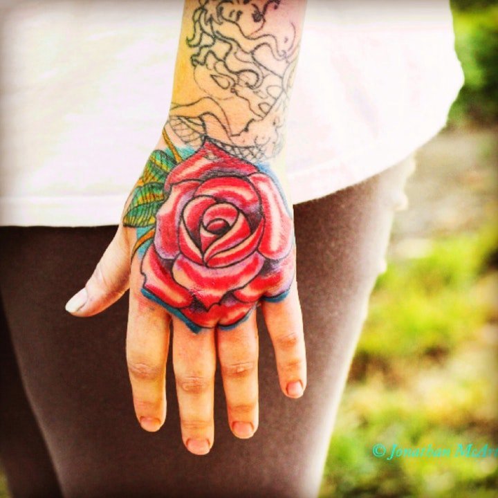 点击大图看下一张：玫瑰花纹身图案 女生身体各部位植物玫瑰花的纹身图案