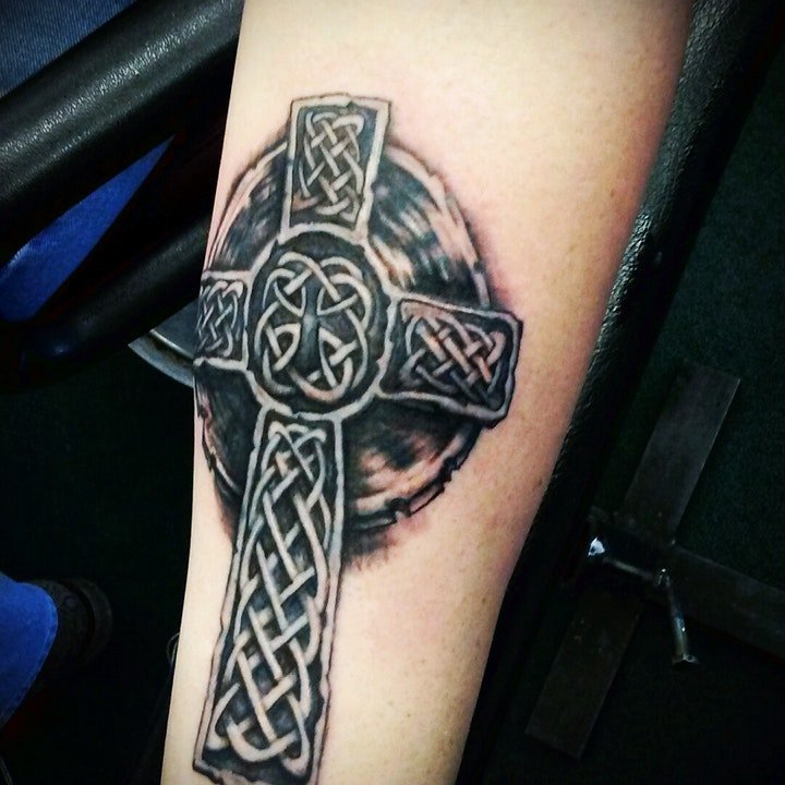 点击大图看下一张：十字架纹身图案 黑灰色调不同风格的十字架纹身图案