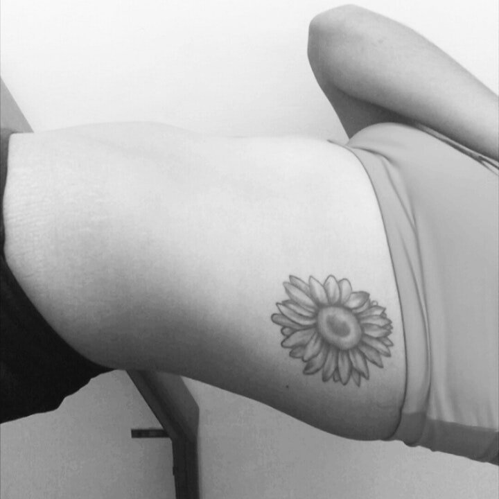 点击大图看下一张：向日葵纹身图片  9款意味着积极向荣的向日葵纹身图案