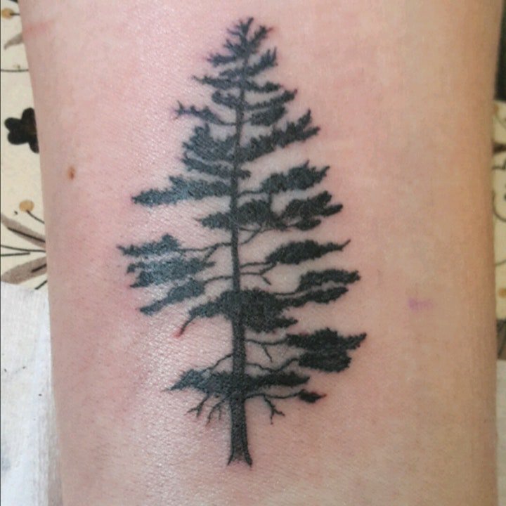 点击大图看下一张：树的纹身图案 10张不同形态关于树的纹身图案