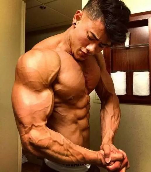 点击大图看下一张：肌肉发达的亚裔帅哥史蒂芬曹生活照图片