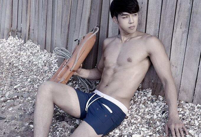 点击大图看下一张：25张中国男模性感的肌肉小帅哥图片