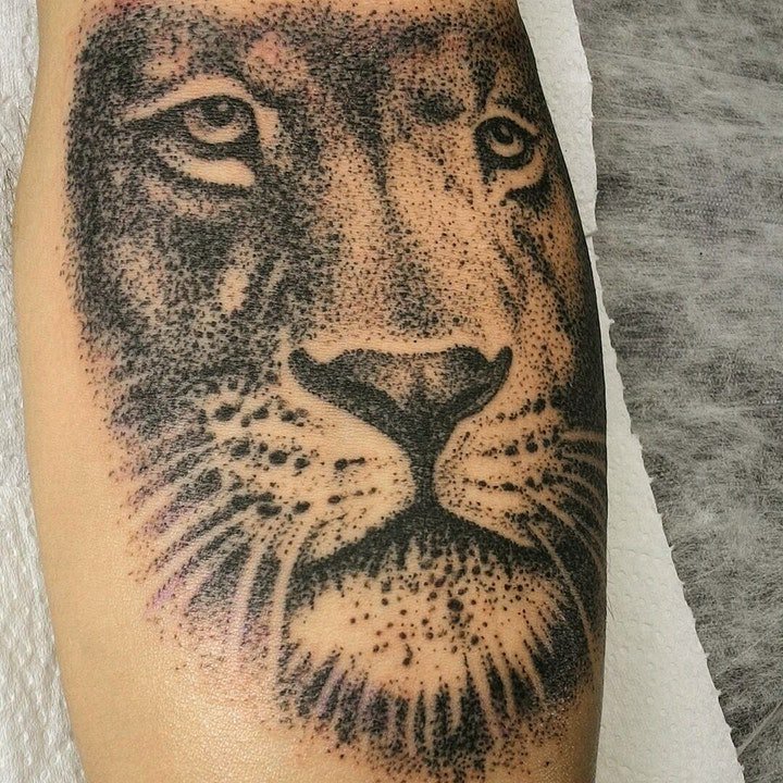 点击大图看下一张：狮子纹身图案  10张百兽之王霸气的狮子纹身图案