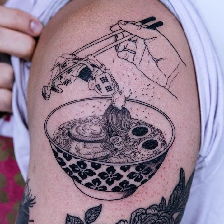 点击大图看下一张：食物拉面纹身   美味而又令人垂涎欲滴的拉面纹身图案