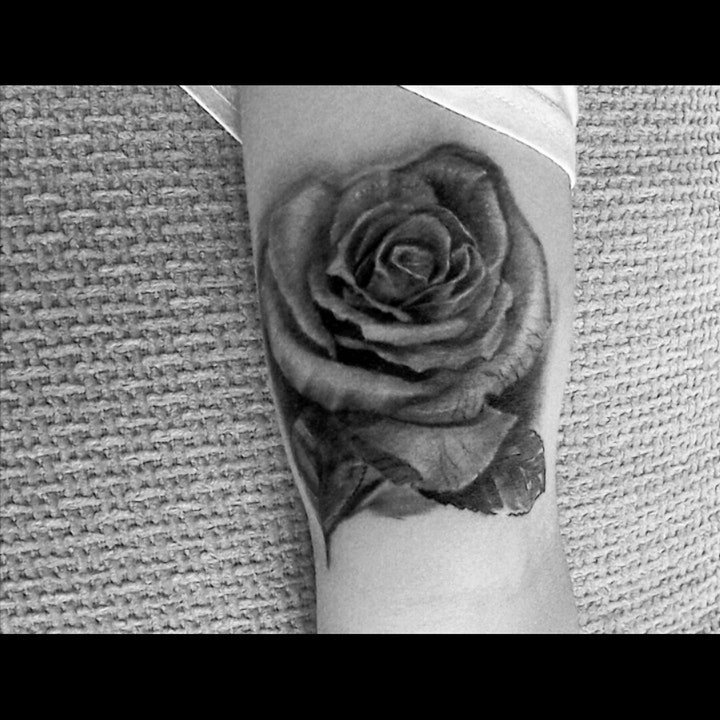 点击大图看下一张：黑玫瑰纹身图案 多款女性纹身十分唯美的黑玫瑰纹身图案