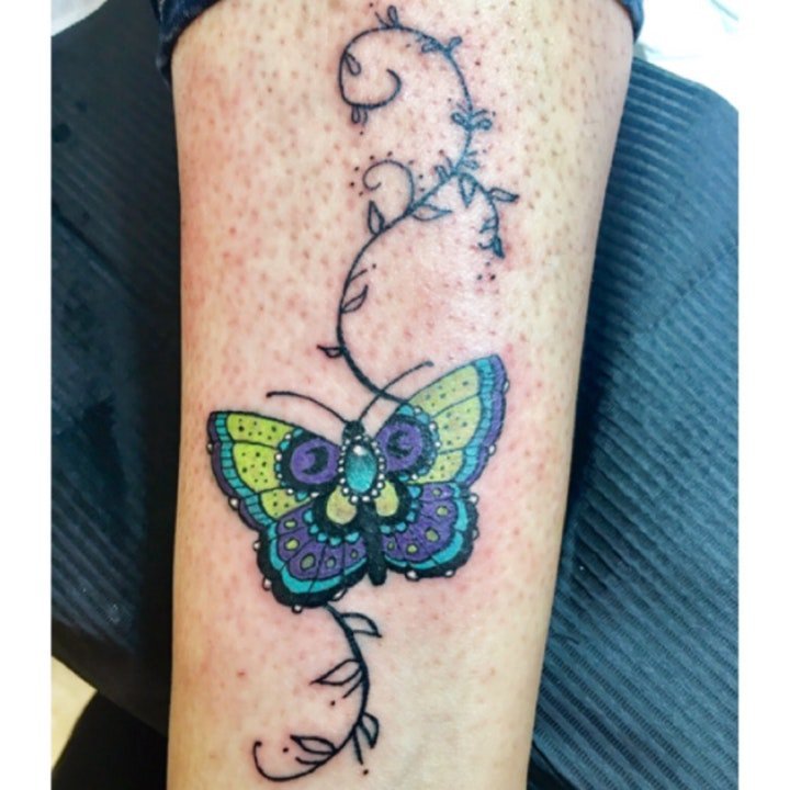 点击大图看下一张：蝴蝶纹身图案 唯美而妖娆彩绘或黑灰的蝴蝶纹身图案