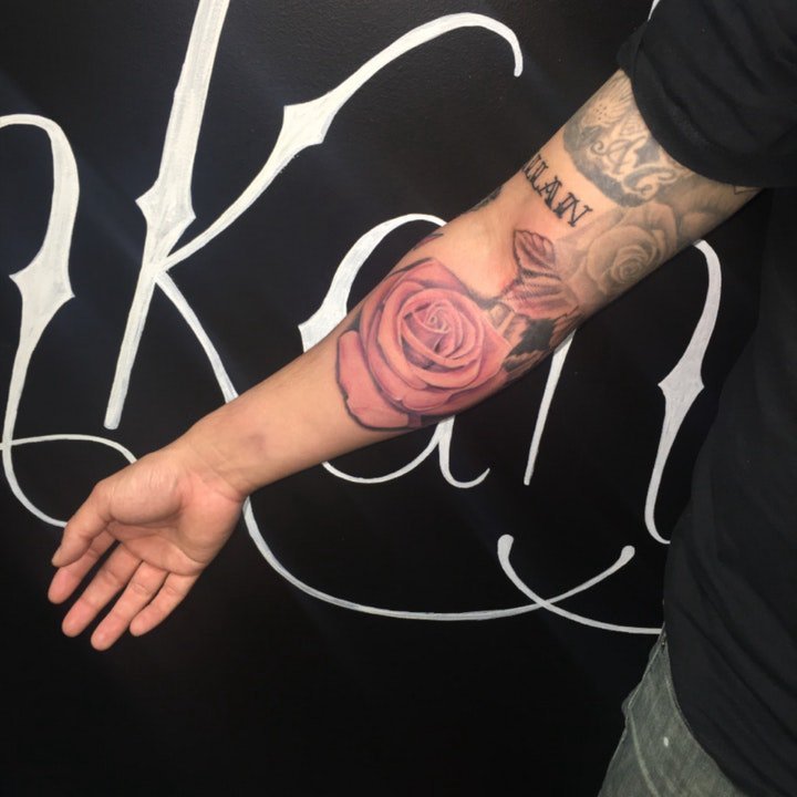 点击大图看下一张：玫瑰纹身图  艳丽而又娇艳醉人的玫瑰花纹身图案