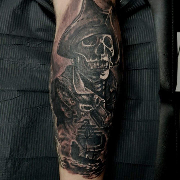 点击大图看下一张：纹身骷髅   20组骨枯无肉恐怖的骷髅主题纹身图案