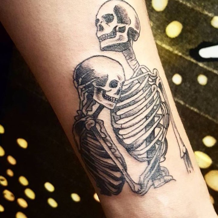 点击大图看下一张：骨头纹身图案   9张技巧多样的骨头纹身图案