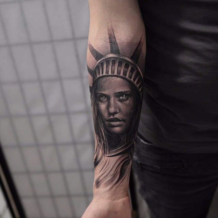 点击大图看下一张：自由女神纹身 不同风格和纹身手法的自由女神纹身图案