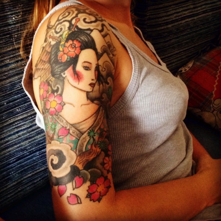 点击大图看下一张：日本艺妓纹身图 黑灰或彩绘的日本艺妓包臂纹身图案